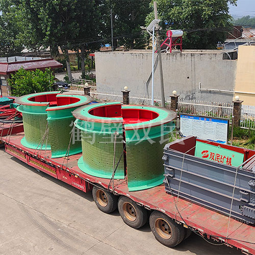 鑿井絞車廠家鶴壁雙民發往新疆的3米雙筒礦井提升機裝車出貨！